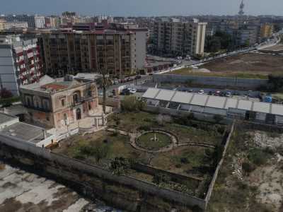 Ex Fibronit -  Tra via Caldarola, via Apulia e via Oberdan si delinea un�area triangolare che tra fabbricati pi� moderni conserva i resti di vecchi capannoni, tra cui quelli dell�ex Fibronit, la �fabbrica della morte�. Oggi al posto dell�industria sta nascendo un parco